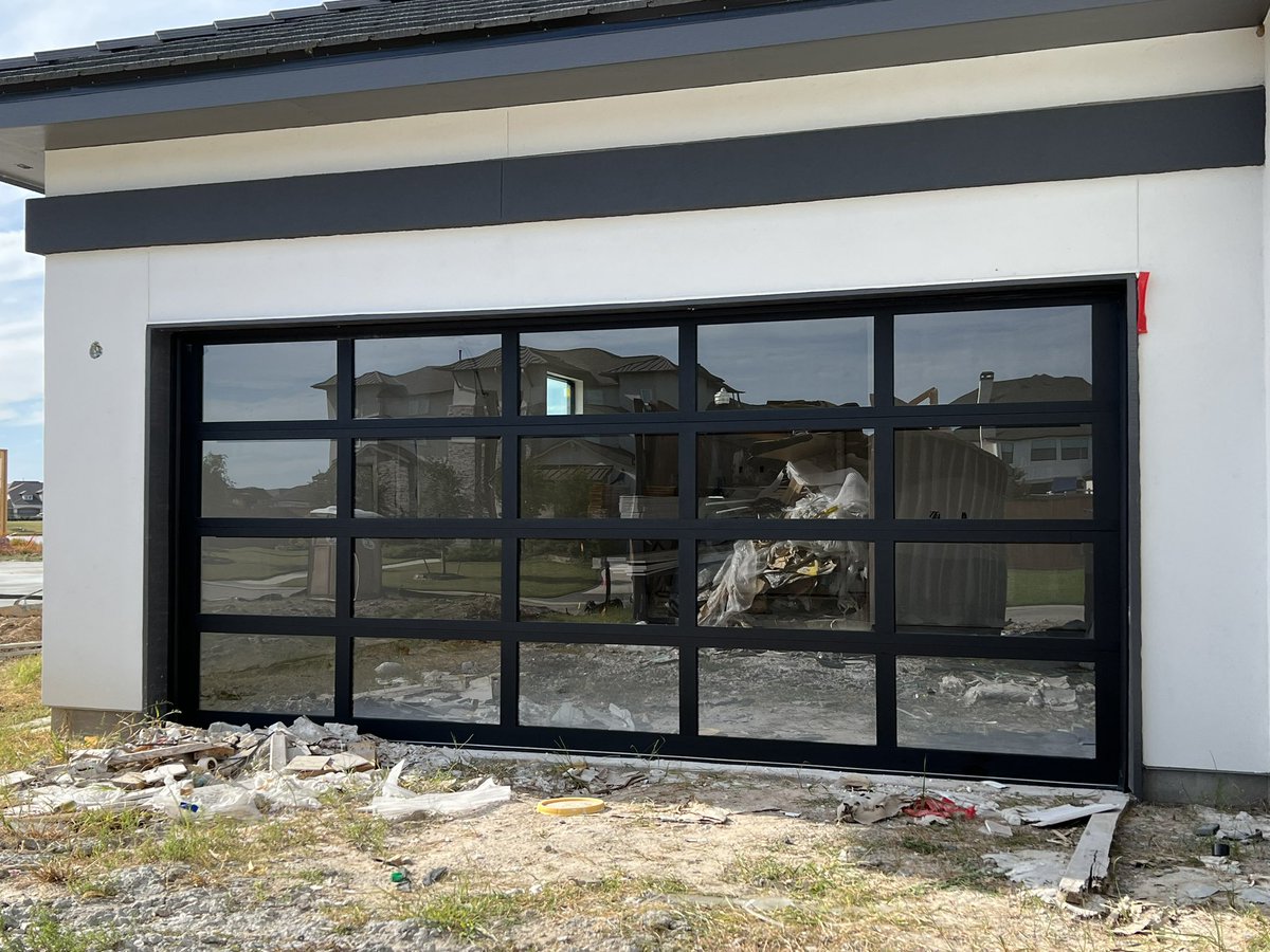 Mhcustomhomes22's tweet photo. Check out these new Clopay Avante garage doors we just installed. We will be installing tint on all the glass for this home for better heat rejection, privacy and strength. Stay tuned for more updates on this modern build. 📲

#mikeharrisoncustomhomes #mikeharrisonluxuryliving https://t.co/VsNnilWS1p