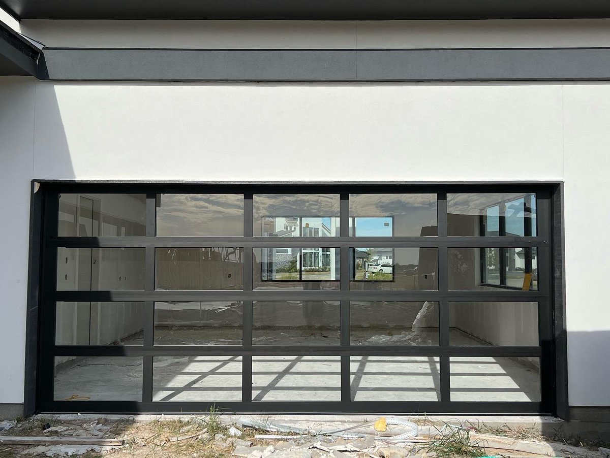 Mhcustomhomes22's tweet photo. Check out these new Clopay Avante garage doors we just installed. We will be installing tint on all the glass for this home for better heat rejection, privacy and strength. Stay tuned for more updates on this modern build. 📲

#mikeharrisoncustomhomes #mikeharrisonluxuryliving https://t.co/VsNnilWS1p