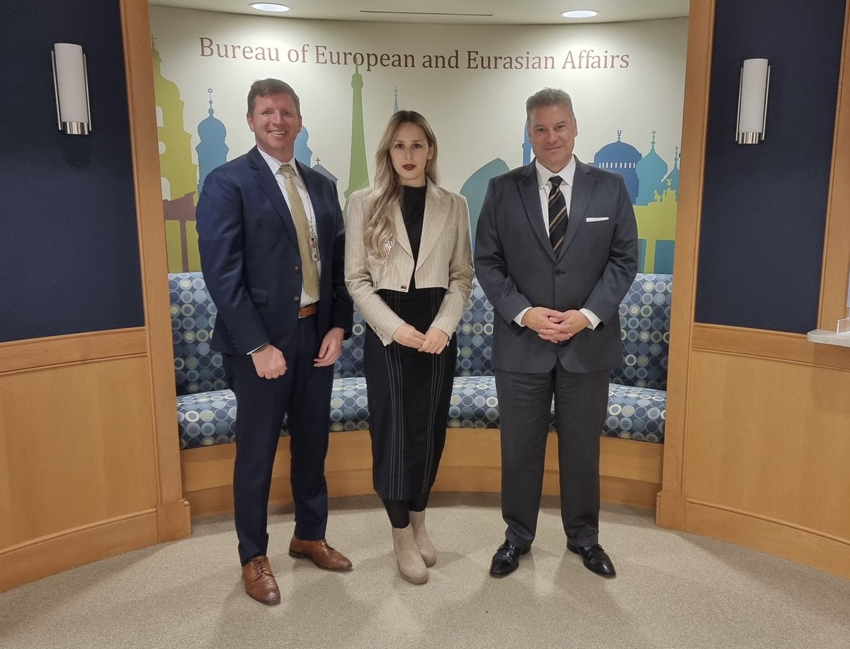 ZoneEnna's tweet photo. It was an honor to speak with DAS Escobar. I had an opportunity to present the Proposal of New Constitution of 🇧🇦 that was written by @MladiUstav We also spoke about the recent elections, election campaign, and changes to the election law imposed by @OHR_BiH Schmidt. https://t.co/muFZn6AUcJ