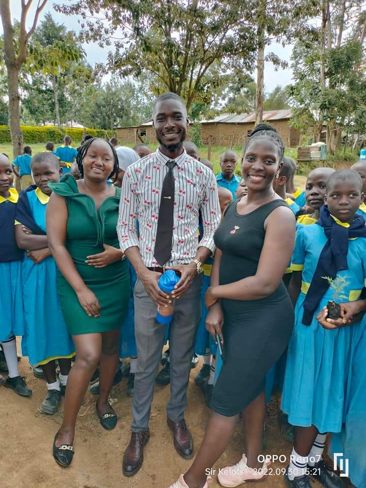 RC_KakCentral's tweet photo. We visited Emukangu KAG Primary School on Friday 30th, September 2022. And had the following activities 
1.Guiding  and Counselling-turn-Career Talk with the pupils, 
2.donated story books.
3.Tree planning 
 4.and we had 10 blackwalls nicely painted https://t.co/HNRGaW3TtJ