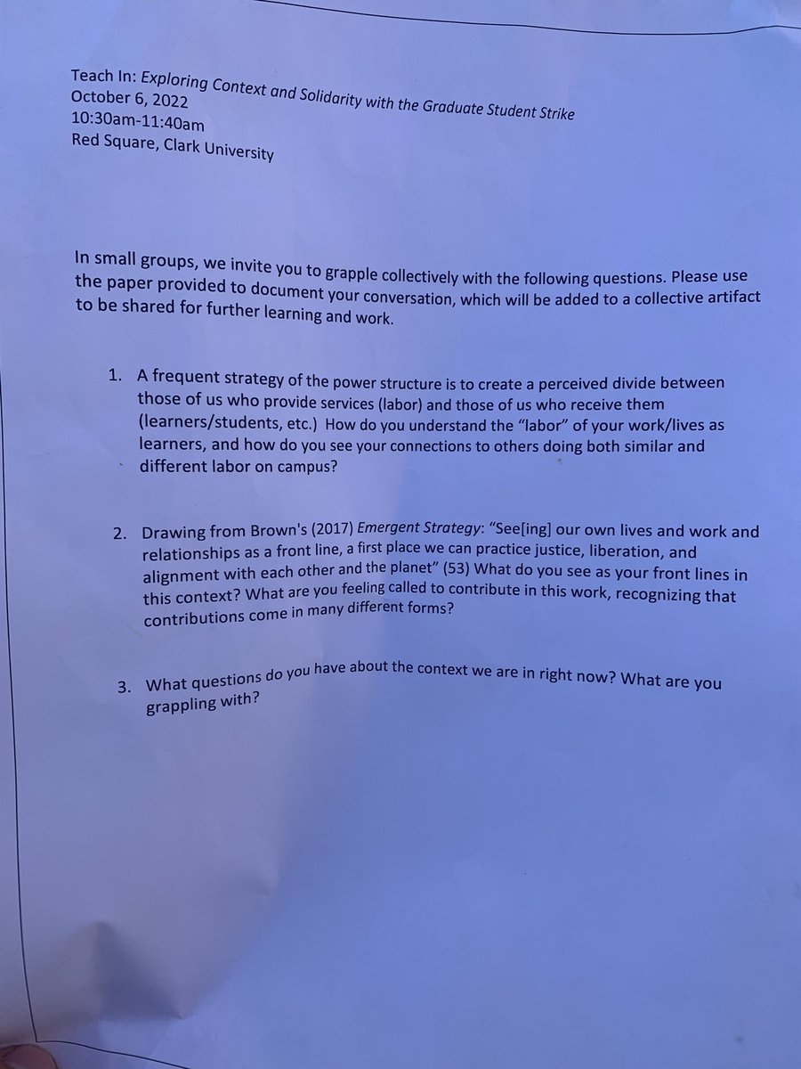 everett_beals's tweet photo. They brought their classes to Red Square where undergraduates were invited to discuss labor and the @CUGWU_Teamsters. #ClarkonStrike https://t.co/jVooB0Sznc