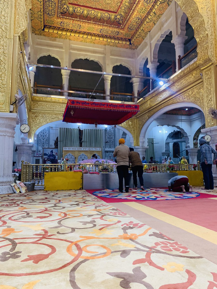 ਜਿਸ ਕੇ ਸਿਰ ਊਪਰਿ ਤੂੰ ਸੁਆਮੀ ਸੋ ਦੁਖੁ ਕੈਸਾ ਪਾਵੈ ॥