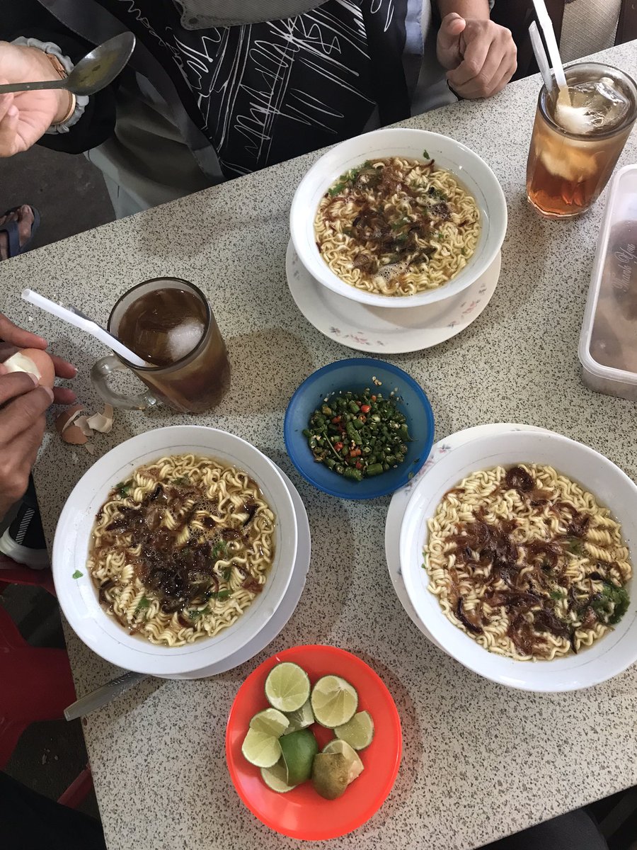 marstuvwxyz's tweet photo. Toko sederhana bangunan lama di pedesaan, indomie dgn kuah khas, ditambah suasana pasar desa adlh kombinasi yg nikmat.
Daun sop + bawang goreng + cabe rawit + jeruk nipis = 10/10🤤

📍Sabe Mangat, Lambaro Angan https://t.co/Cr8QgBbiDF