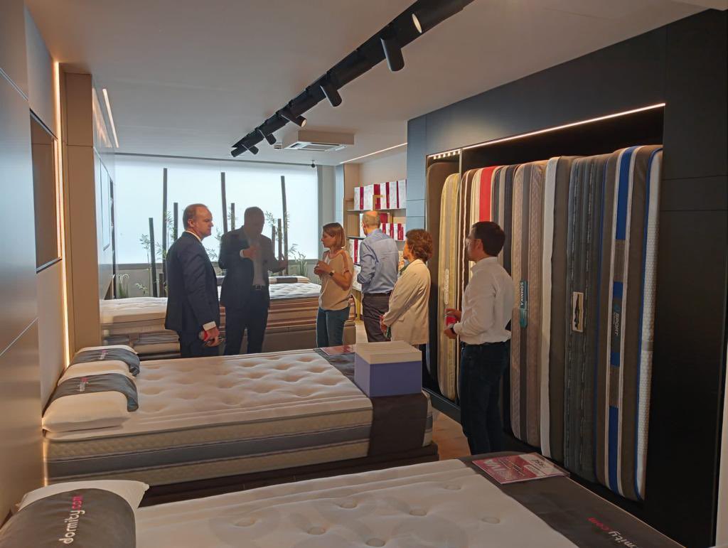 albertcaste's tweet photo. 🛏 Avui hem visitat amb @Jordi_Torrades i @agnesrussinol l’empresa catalana #Dormity.
✅ Exemple exitós d’integració vertical, autoexigència i adaptació a les necessitats de cada client.
😊 Esperem poder-vos ajudar aviar a obrir nous mercats https://t.co/8B9sf86Jq7