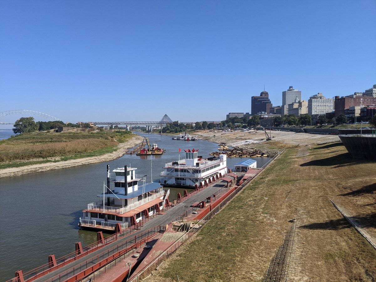 Ripple1026's tweet photo. A daylight look of the Mississippi River at Memphis where the river is so low it has been closed to barge traffic. https://t.co/CAXsiwLUEs