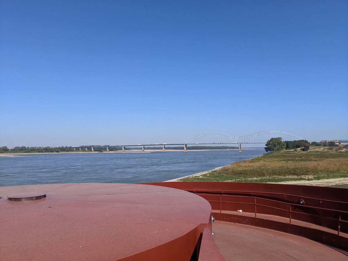 Ripple1026's tweet photo. A daylight look of the Mississippi River at Memphis where the river is so low it has been closed to barge traffic. https://t.co/CAXsiwLUEs