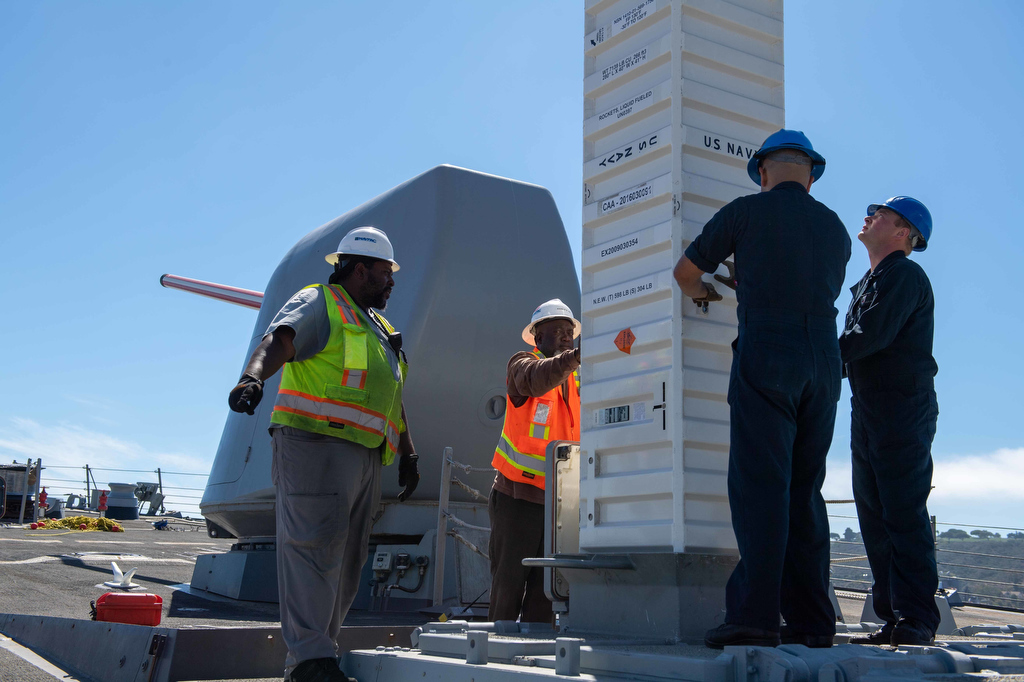 Taking care of business! 😎 ⚓ 

📍 SAN DIEGO (Sept. 23, 2022) U.S. Navy Sailors and #NavalAirStationNorthIsland weapon systems personnel place a tomahawk cruise missile into a silo following maintenance aboard the #USSDecatur. 

📸: by MC3 David Negron