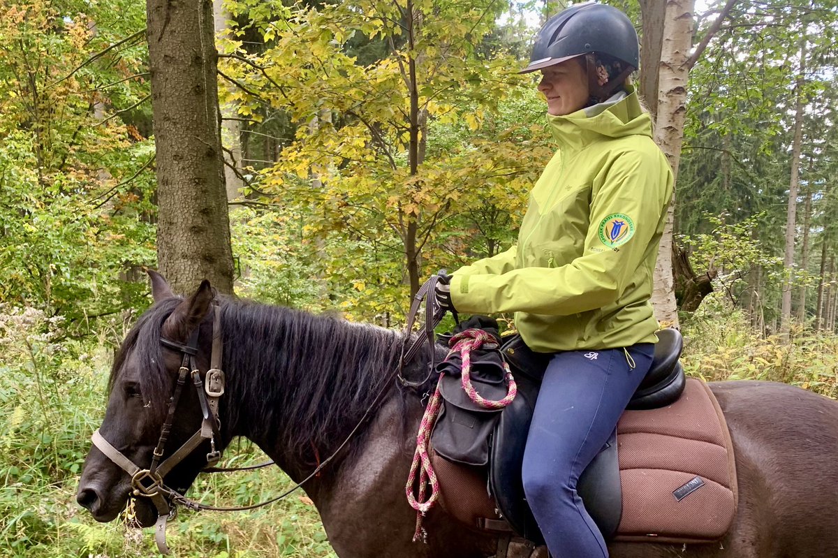 RobinBohnisch's tweet photo. Nové vybavení dobrovolných strážkyň a strážců přírody v @KRNAP1 🌳🌲🦌 už slouží v terénu | Spolek přátel krkonošské přírody @pratelekrkonos 🐺🍂 🍁 je mohl pořídit díky laskavé podpoře @NadaceCEZ 🧡👍| děkujeme! #vesluzbejsmenakoni #krnap #nadacecez #hudypec #norskamoda #bergans https://t.co/ElqB4JIp5j