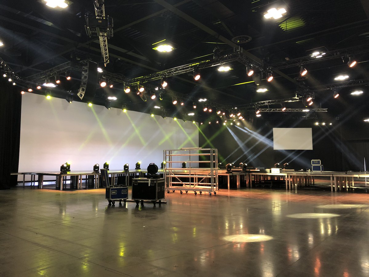 HairProjectXpo's tweet photo. We're getting ready 🤗 🤗 🤗 
De opbouw is al goed gevorderd en de hele kappersbranche kijkt er enorm naar uit! Benieuwd hoe THE HAIR PROJECT er zondag zal uitzien? 
Koop snel nog je ticket via https://t.co/fpKLEPzEuE

#the22 #thehairproject #preparations https://t.co/dmFAd0hEDp