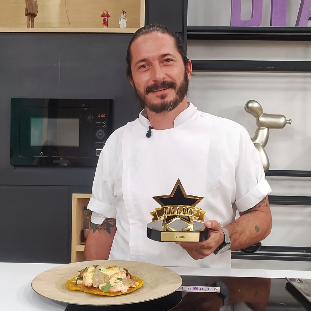 DiaaDiaCaracol's tweet photo. Continuamos con nuestro recorrido por los restaurantes estrella de Colombia, esta vez con el chef Julián Hoyos del restaurante El Silo de Montenegro, Quindío, que nos preparará un “Súper patacón con trucha al ajillo”. 👏👨🍳👏 #DíaADíaTuCasa #DíaADía #ElSilo #Patacón #JuliánHoyos https://t.co/gyg9eWAVkv