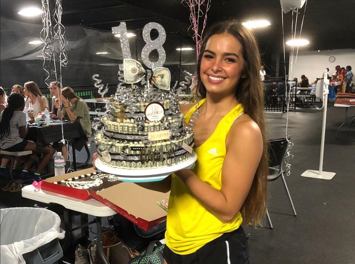 datemeaddison's tweet photo. birthday girl ❤️ https://t.co/KU7Hei60cI