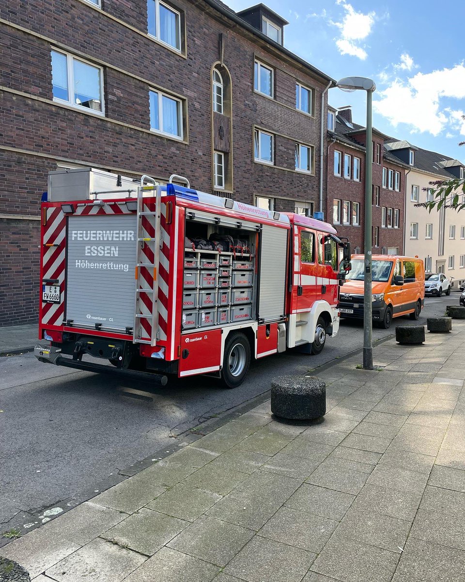 feuerwehressen's tweet photo. Die Feuerwehr wurde heute zu einem Bombenfund in die Manteuffelstraße alarmiert. Durch die ungünstige Lage der Bombe dauerte es bis die Entschärfer den Blindgänger untersuchen konnten. Glücklicher Weise befand sich kein Zünder mehr in der Bombe. Glück gehabt ☺️
#essen112 #EBOMB https://t.co/x9uUZyxLgE