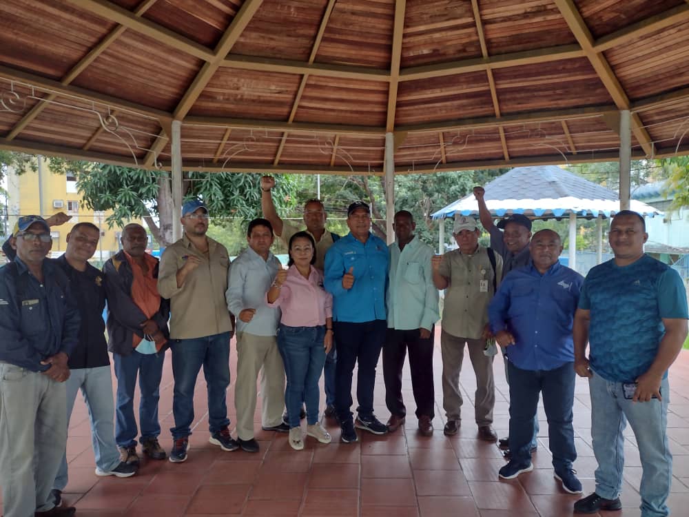 Unidad_Coincide's tweet photo. #CiudadGuayana
Hace 30 Años Ingresaba a @VENALUM_CVG El Líder Sindical "Fernando Serrano" @Fernand04791517 Hacer Historia en el
Movimiento Laboral y Sindical de Guayana y Venezuela.
Hoy #06Oct2022 le sigue diciendo a los Trabajadores q no Renuncien a sus Derechos.
#CalleYLucha https://t.co/w21B8PZLzq
