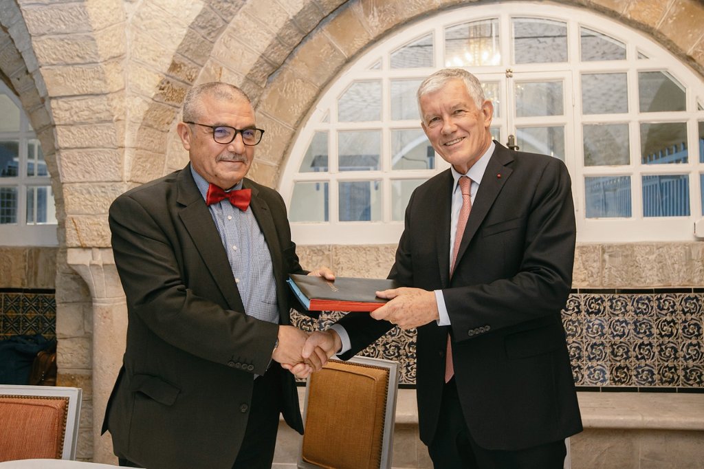 ParantAndre's tweet photo. Soutien de la 🇨🇵 à la décentralisation en 🇹🇳.

Signature d'une convention de subvention de l'@AFD_France de 3,1 millions d'euros pour financer des projets concrets de développement local dans les communes 🇹🇳, en partenariat avec la #FNCT et @expertisefrance. https://t.co/nina1iRcVt
