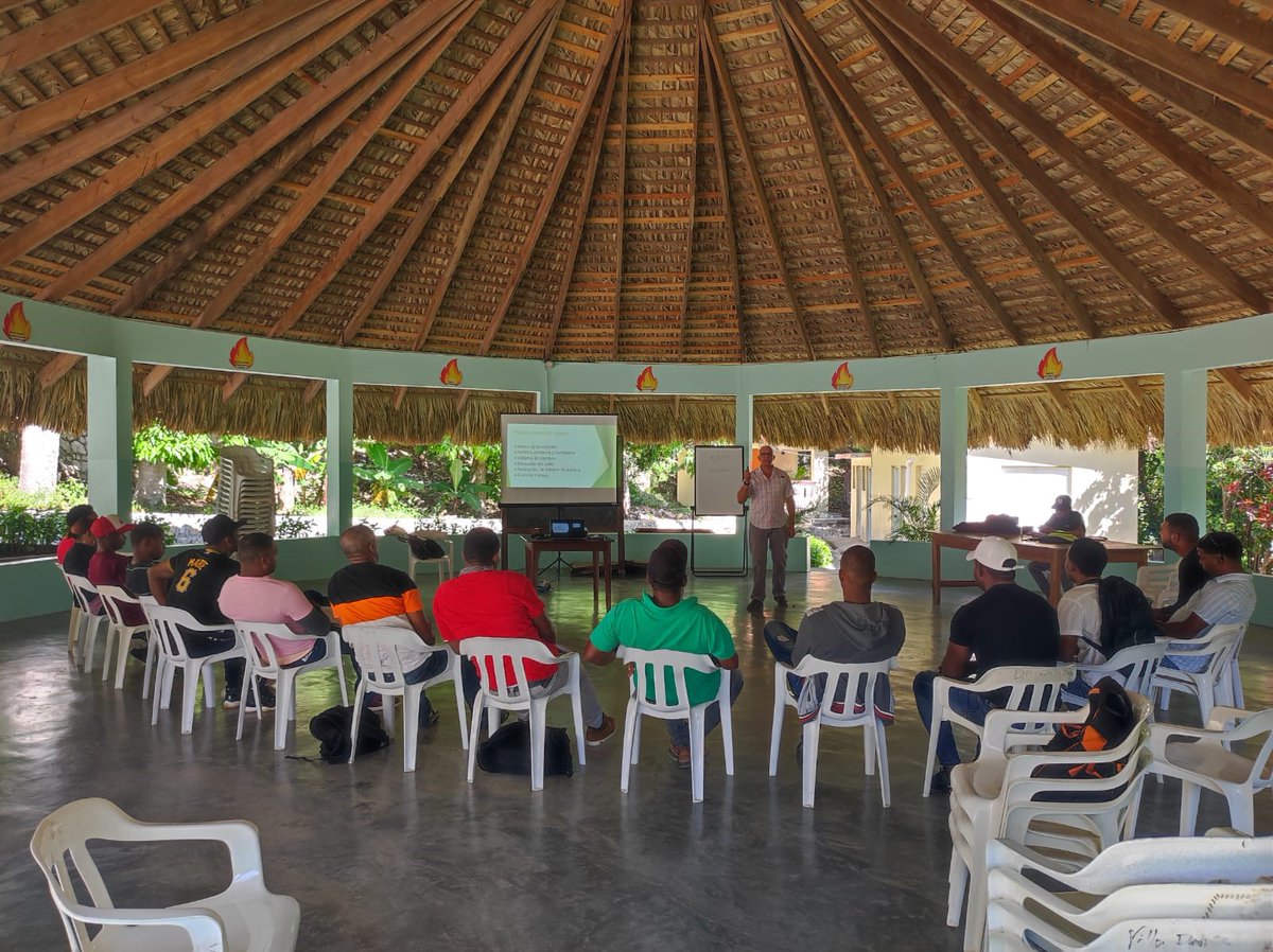 endadominicana's tweet photo. El 16 de septiembre estuvimos en Villa Andrés impartiendo taller sobre el Cultivo del Cacao a estudiantes del curso Agraria del INFOTEP del Cercado. Se presentaron características, demanda de suelo, variedades, plagas y enfermedades que atacan al cacao
#talleresenda
#proyectoCCR https://t.co/hC1tAiaMYF