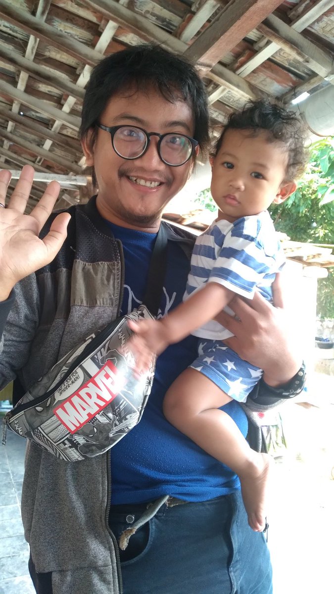 To_My's tweet photo. Senin pagi adalah hal yang tidak disukai si kecil.

Karena hari itu adalah hari dimana dia akan bertemu lagi dengan ayahnya di hari Jumat malam. 

Jadi, hari Jumat merupakan hari yang selalu membuat saya semangat dan bahagia. https://t.co/vpPiJ8xltJ
