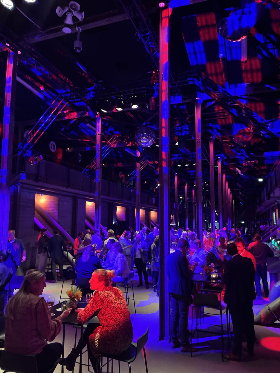 Tijd om te borrelen! Op een inspirerende dag én het Team van de Toekomst. 

#POWERHOUSE #vanspaendonck #PHVS #ondernemerschap #teamvandetoekomst #vinden #binden #ontwikkelen