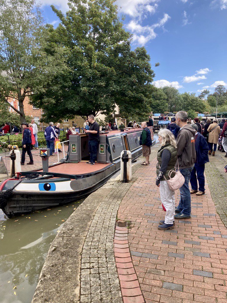 CRTSouthEast's tweet photo. 🍂 Our team loved meeting people at #BanburyCanalDay last weekend. To keep up with what else is happening on the #OxfordCanal and other waterways near you this autumn check out our events page 👇https://t.co/cfe1YP2jyw https://t.co/1LjUJcNMe1