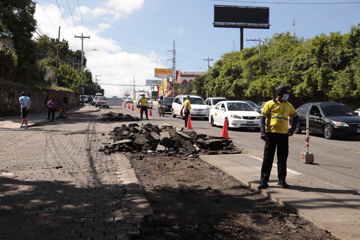 JorgeAldanaB's tweet photo. Esta semana nuestros equipos continúan trabajando en distintos puntos del Distrito Central. Redoblando turnos de día y de noche para recuperar la red vial de la capital.
El Bulevar Centroamérica es uno de los puntos intervenidos para mejora la red vial.
¡El trabajo no se detiene! https://t.co/bTeFOztFwY