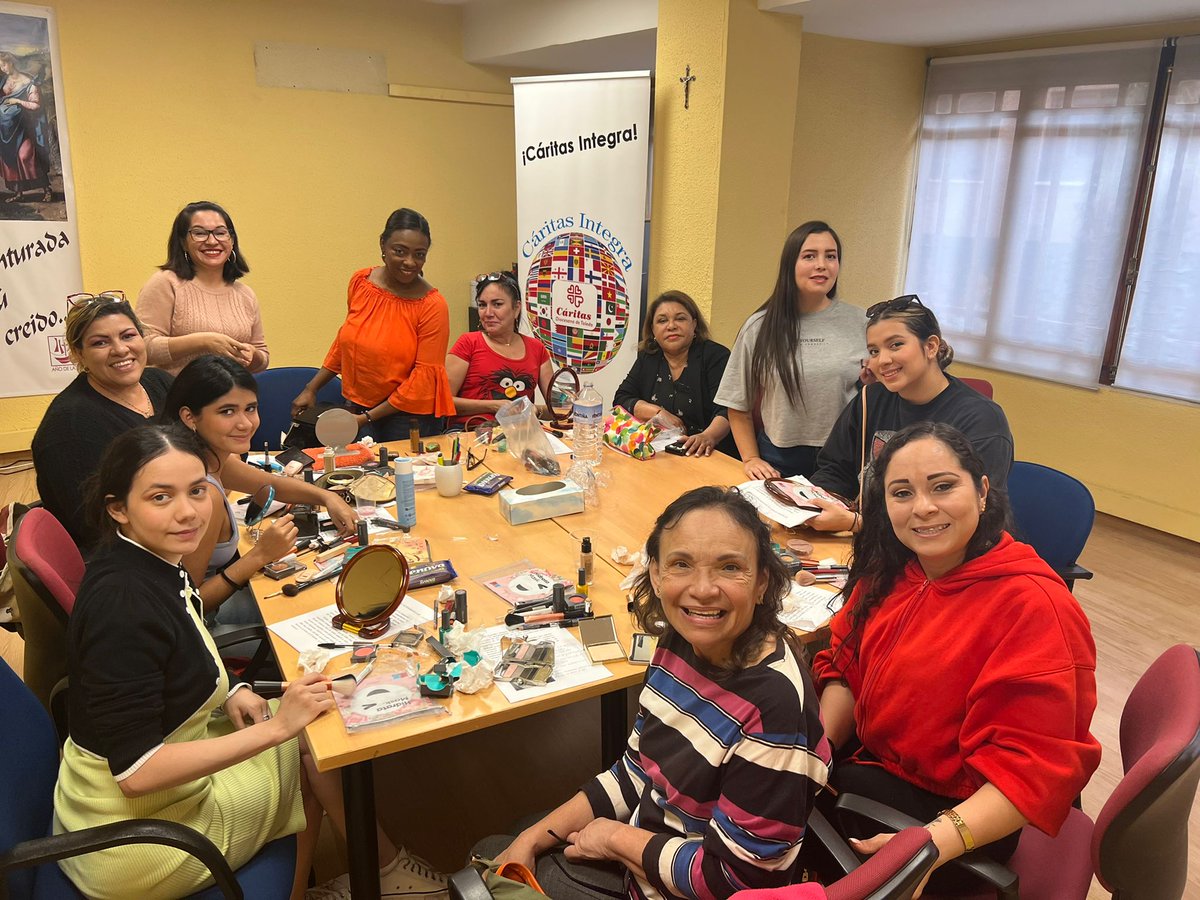 #CáritasIntegra Taller de Automaquillaje en #Talavera gracias a <a href="/_acompartir/">Acompartir</a> <a href="/MigracionesTole/">Migraciones Toledo</a>