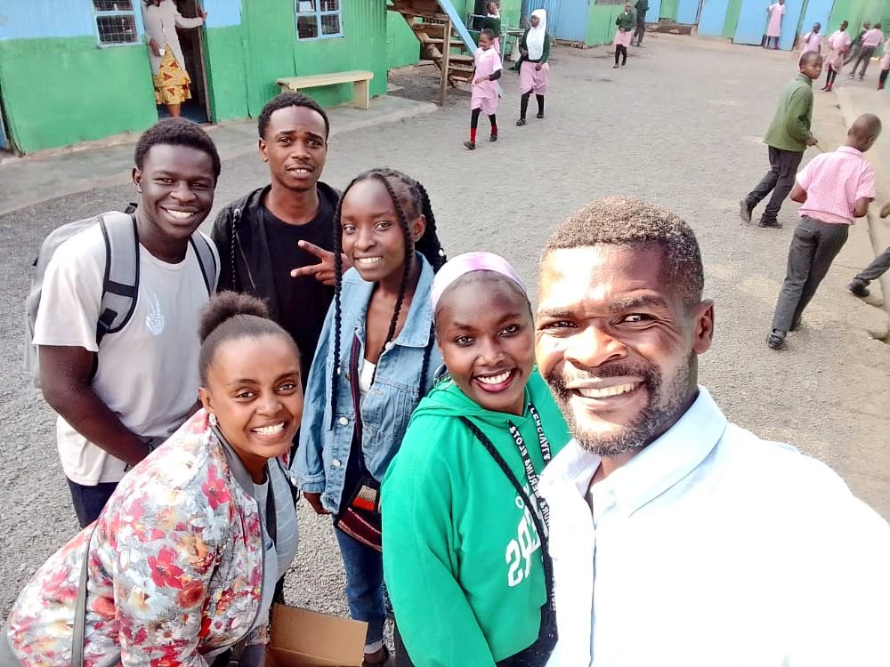 FrancisOgot's tweet photo. A good leader is one who is a good follower of another good leader. Thank you @FIKISHAKenya Team for your great support and good example to our young team. #VelocityProgram #MentorshipProgram #LoveYourCity #PendaJijiLako #EverydayChangeMakers #Volunteer #InternshipOpportunity https://t.co/M9twu2knh5
