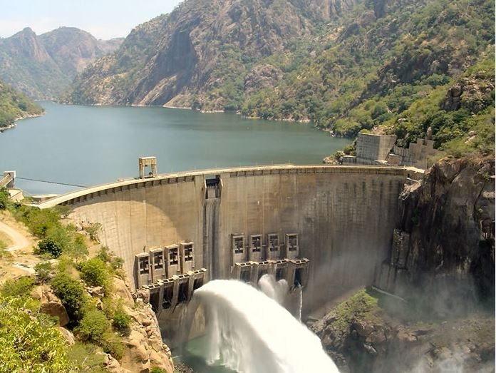 Cameroon_Com's tweet photo. Nigeria cannot blame Cameroon for the recent floods in the Northern parts of their country. When the Lagdo Dam was built, the deal was for the two countries to work together to control the water released from the dam but Nigeria never invested in their project.
RIP for lost ones. https://t.co/nqJ9Lnt6x9