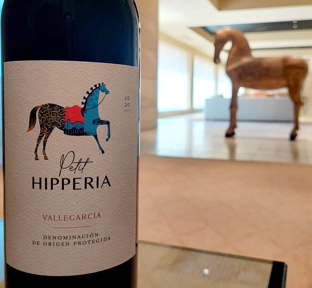 PETIT HIPPERIA es el toque de elegancia para cada día, donde podemos apreciar el estilo de la bodega y la verdadera expresión del terroir. #PagoVallegarcía #Pago #winemaking #vino #Spain