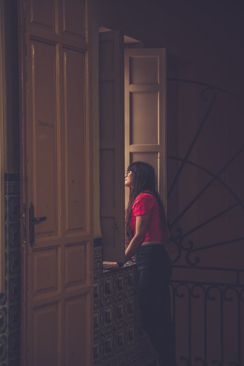 La novela de <a href="/Cris_Morano/">Cristina Morano🔻</a>  “Las novias” va de adolescentes cabronas con problemas. Con muchos problemas. Cosas que les pasan a las que no son tan pringadas como todos los demás, a las que saben esquivar las órdenes de los Jefes: llevar a cabo retos virales, 1/3