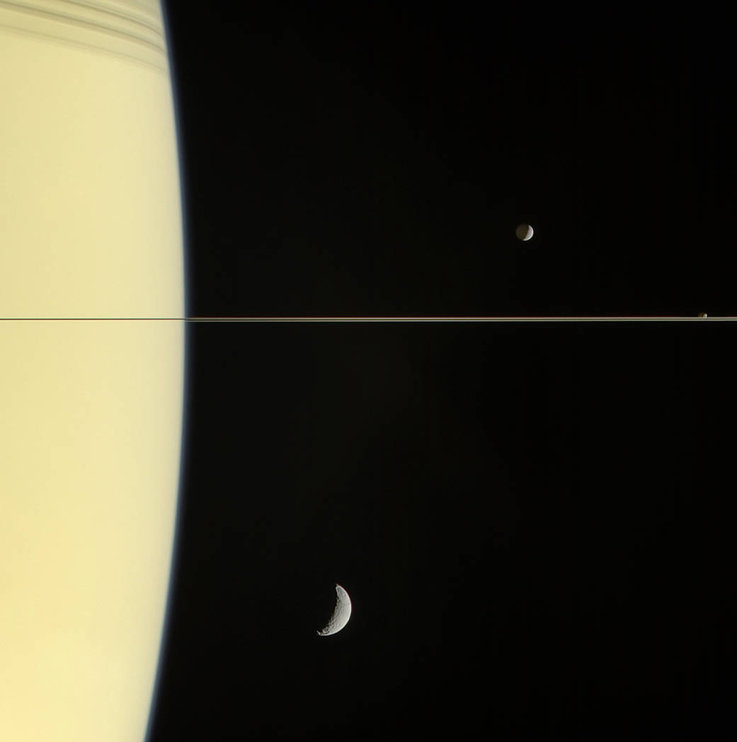 EricLagadec's tweet photo. L'image du jour est une carte postale qui nous vient de Saturne. Admirez la finesse des anneaux, avec au dessus les lunes Mimas et Janus, en dessous Thétys. https://t.co/ARlqFtpgd1