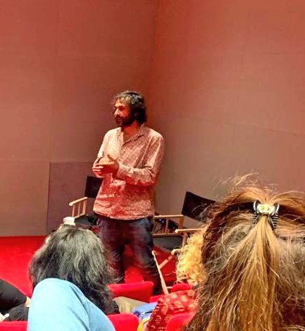 fabfestivalbdx's tweet photo. Bon retour parmi nous !
Du #FAB21 au #FAB22, Charbel Samuel Aoun [artiste libanais] est revenu, ce jour, nous présenter son film : "Boue, bois et ville" tourné l'an dernier à @Bordeaux https://t.co/NM5WKmG4WU