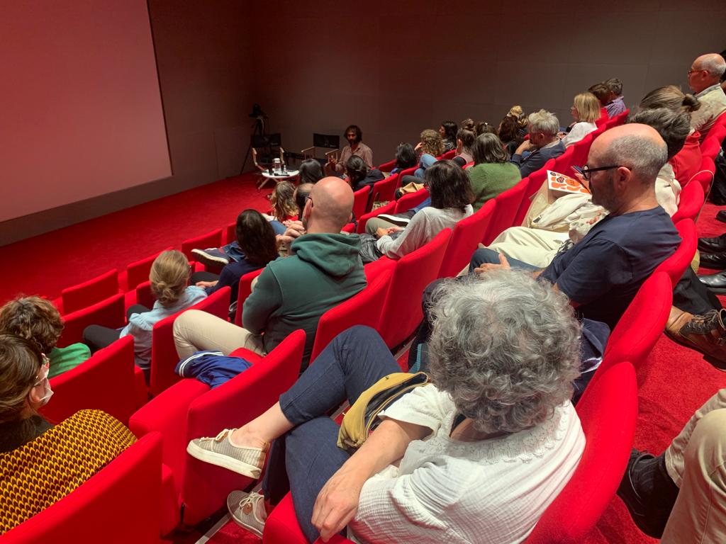 fabfestivalbdx's tweet photo. Bon retour parmi nous !
Du #FAB21 au #FAB22, Charbel Samuel Aoun [artiste libanais] est revenu, ce jour, nous présenter son film : "Boue, bois et ville" tourné l'an dernier à @Bordeaux https://t.co/NM5WKmG4WU