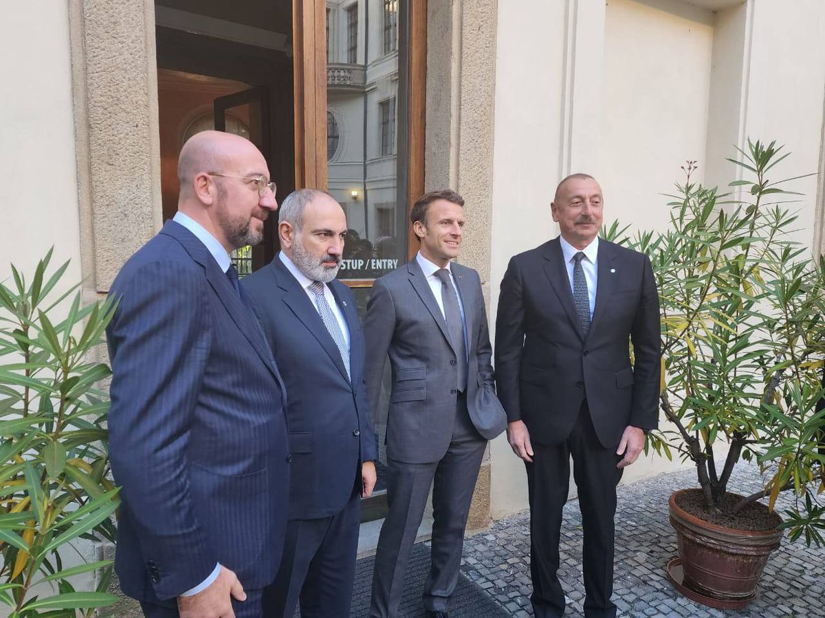 icunion_az's tweet photo. Shots from the ongoing quadripartite meeting of the President of #Azerbaijan Ilham Aliyev @presidentaz, President of #France @EmmanuelMacron, Prime Minister of #Armenia @NikolPashinyan and @EUCouncil President @eucopresident @CharlesMichel in #Prague.

#PragueSummit https://t.co/I1fkfULLR5