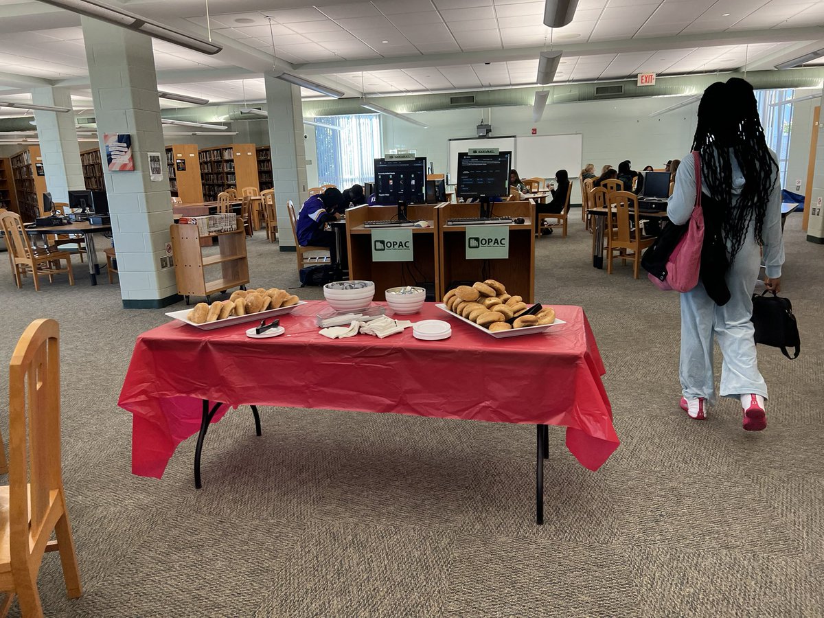 MrsKellyNHS's tweet photo. NHS had the summer reading celebration today. It was a great way to celebrate our students and their love of reading! @_NeptuneHS https://t.co/He6543YMql