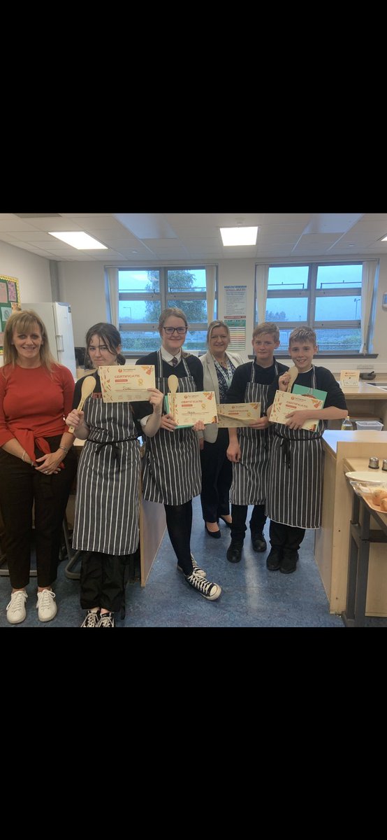 HEGW16's tweet photo. Well done to all four Future Chef 2022 contestants and thank you to our judges who had as much fun tasting all the delicious food⭐️⭐️⭐️⭐️🍔🍗🫘 🍛🍚 #growingyou #beingyourbest #havingfun #skillsforworkandlife #FutureChef @Greenwood_Acad @SBFutureChef https://t.co/HDn1hvKWh2