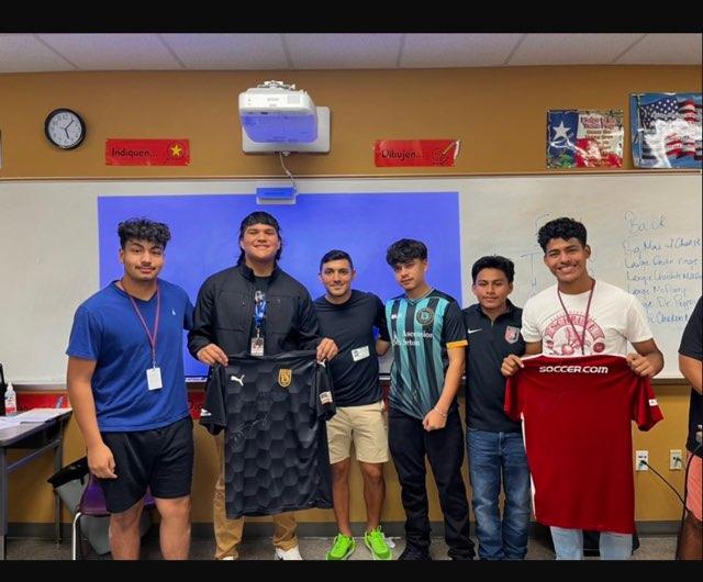 Chidr's tweet photo. The @LocLions soccer teams had a special visit from @sonny_g33 this morning! His inspirational story about his path to professional soccer encouraged them to always work hard and pursue their dreams. ⚽ #LOCKedonExcellence @LockhartISD @LOCKHARTHS @CoachMoebes https://t.co/7xjcBtVEro