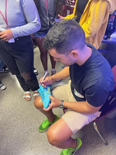 Chidr's tweet photo. The @LocLions soccer teams had a special visit from @sonny_g33 this morning! His inspirational story about his path to professional soccer encouraged them to always work hard and pursue their dreams. ⚽ #LOCKedonExcellence @LockhartISD @LOCKHARTHS @CoachMoebes https://t.co/7xjcBtVEro