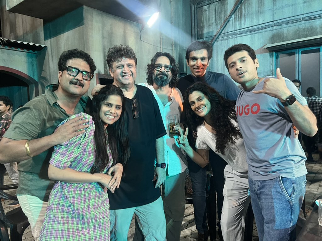 And it’s a wrap for #Agni
@rahuldholakia @excelmovies @ritesh_sid @FarOutAkhtar @divyenndu @SaieTamhankar #uditarora @SaiyamiKher @sakhigokhale #kumohanan