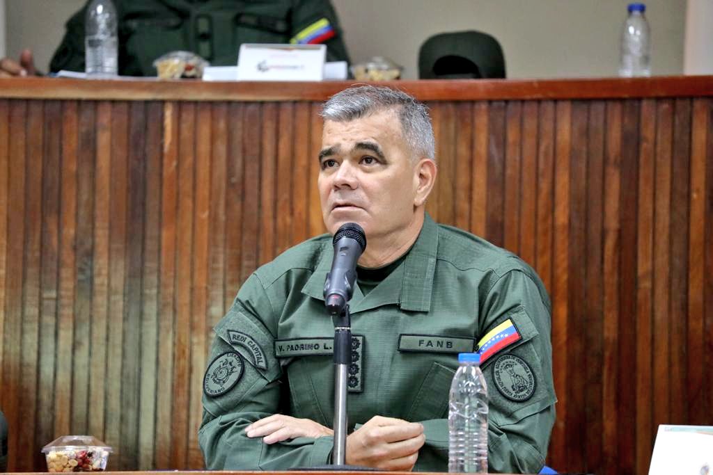 ServiciosMPPDVe's tweet photo. 📢 #6Oct  GJ @vladimirpadrino en compañía del MG @FerrerSandrea dirige importante reunión  con Presidentes, Dir. de Empresas, Institutos y Entes descentralizados #FANB, buscando optimizar el aporte continuo al desarrollo del aparato productivo del país.
#PuebloConTechoPropio https://t.co/llBZ5A6BRE