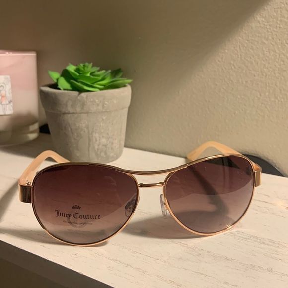 debinorton's tweet photo. So good I had to share! Check out all the items I'm loving on @Poshmarkapp from @Dalia72642350 #poshmark #fashion #style #shopmycloset #juicycouture #pendleton: https://t.co/b0FW6M8f9D https://t.co/9GTncDB8GT