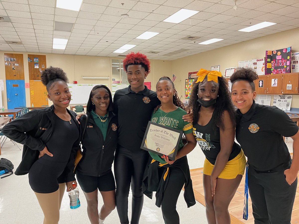 DestinyM_TV's tweet image. Please help me congratulate our #TeacheroftheWeek!
Mrs. Iesha Williams is a dance instructor at #EdWhite. The students say she’s helping them develop better technique. @FCN2go at 5 for the full story. 
#FunFact: I’ve known Iesha since we were kids. 🍎