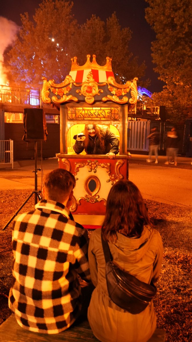 europa_park's tweet photo. Im #EuropaPark sind unsere Monster immer nett zu unseren lieben Besuchern! 👻 🎃 Am Abend wird die Stimmung ganz anders, denn die Bewohner von @HNTraumatica haben nur einen Wunsch: Du sollst deine schlimmsten Albträume erleben! 😈🤡 https://t.co/bb44cGL4DJ