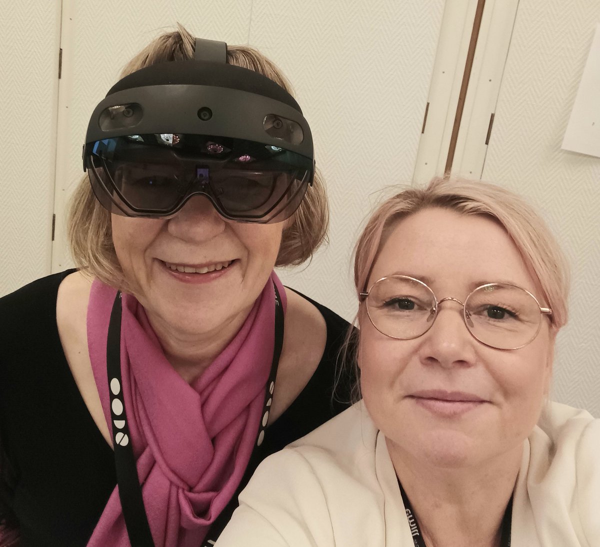 piiasiitonen's tweet image. Olipa mielenkiintoinen #ITK2022 päivä! Alku meni ymmyrkäisenä seilailuun ja runsaan tarjonnan ihmettelyyn. Päivän parasta antia olivat uudet ajatukset hybridiopetukseen sekä VR- ja AR-sovelluksiin. Ja selfie @MatleenaLaakso &apos;n kanssa, jee🤗
Tyytyväinen #fasilitaattori