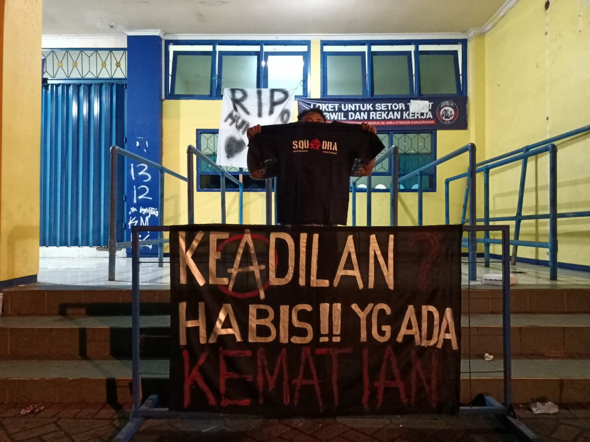 Squadra1923's tweet photo. Solidaritas utk Tragedi Kanjuruhan tidak akan pernah usai hingga yang salah dihukum dengan seadil-adilnya !!
#UsutTuntasTragediKanjuruhan https://t.co/EiqOtZAi57