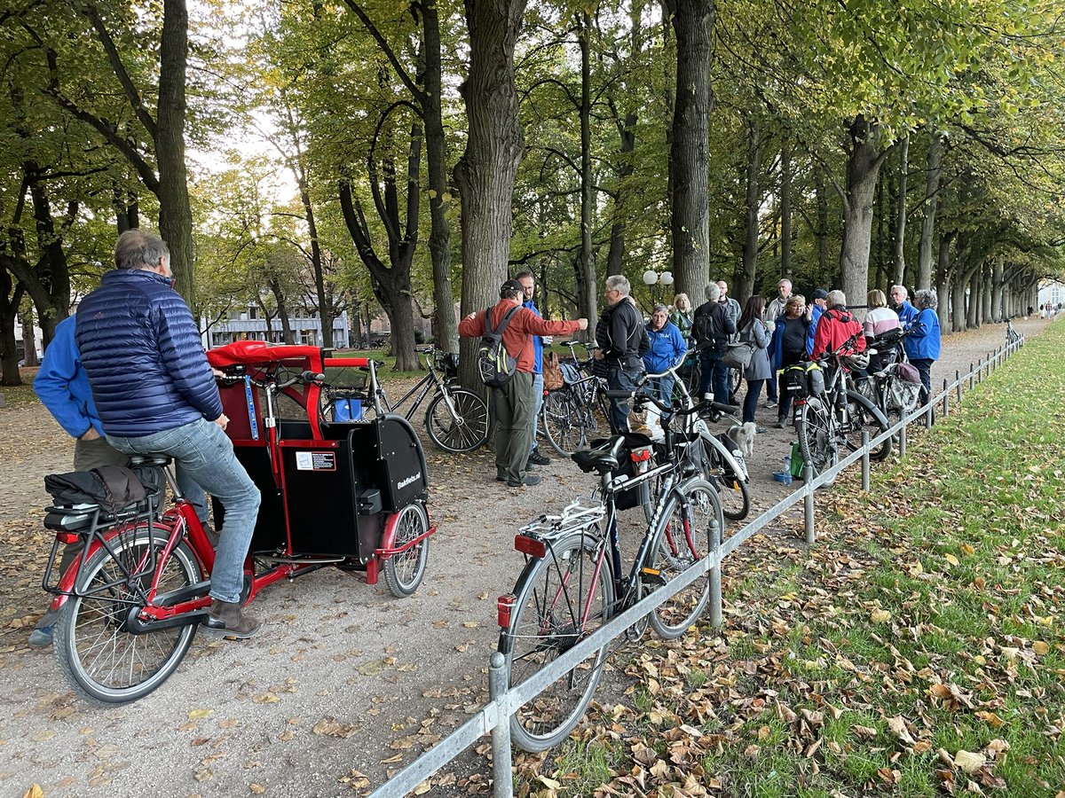Rund 20 Mitglieder - und solche, die es werden wollen - plus 2 unserer Rikschas sind bei unserem Outdoor-Stammtisch am Hofgarten. Wie schön! #RadelnohneAlter