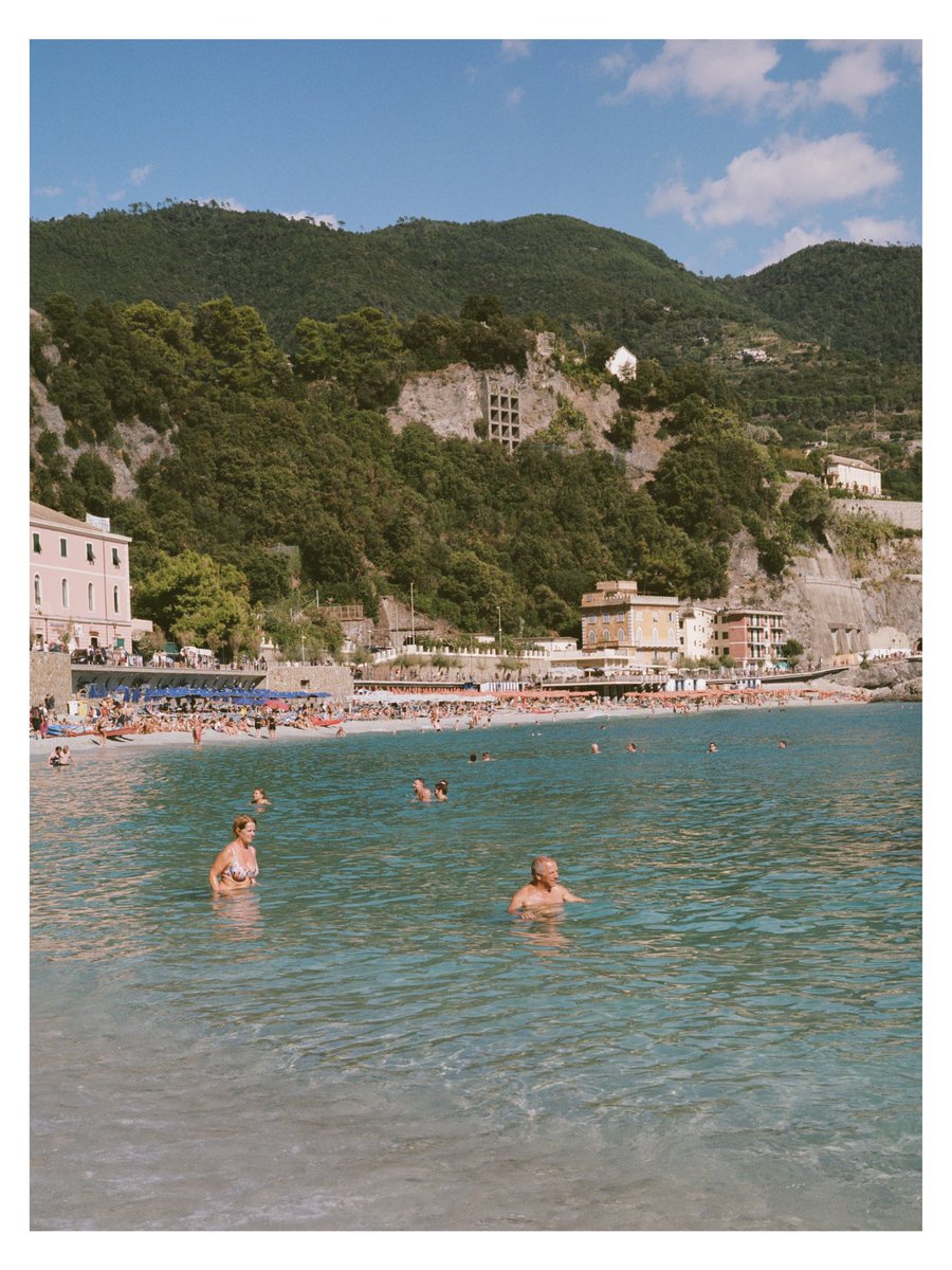 michellefsharp's tweet photo. italian summers on medium format film 💛 #kodakgold200 #plaubelmakina67 https://t.co/h3dmG0Fgjq