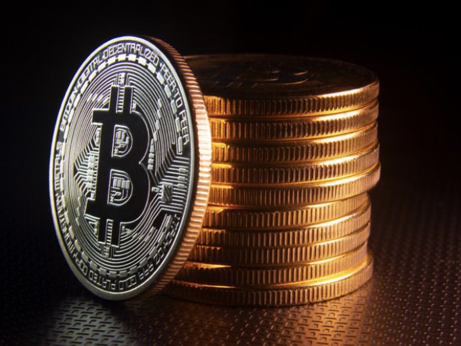 IPOTUl's tweet photo. The #Bitcoin-to-gold ratio at about 10x, which was first reached in 2017. In a world rapidly going digital, the benchmark #crypto is a top competitor to old-guard #gold,”he added #McGlone said.—————————————-#Bitcoins #Btc #btcs #bitcoinprice #bitcoinnews #crypto #cryptos #altcoin https://t.co/GIeNCHLP63
