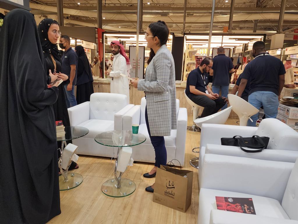 SamarSamirMEZ's tweet photo. من حفل توقيع رواية "أشياء" للروائية التونسية العراقية سمر سمير المزغني بجناح تشكيل في معرض_الرياض_الدولي_للكتاب 
@Tashkeell @RyBookFair https://t.co/PcHyU34F2P
