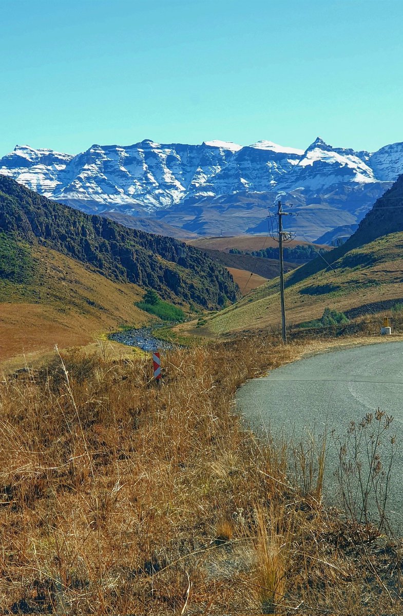 🏔Throwback 5 June 2021 on Drakensberg Gardens Road, the Southern Drakensberg showing off, which isnt a hard thing for her to do 😍

#KZNhasitall #withGalaxy <a href="/SamsungMobileSA/">Samsung Mobile SA</a> #underberg #TravelChatSA  #SouthernDrakensberg #KwaZuluNatal #RuralTourism #DoKZN #SouthAfrica 🇿🇦