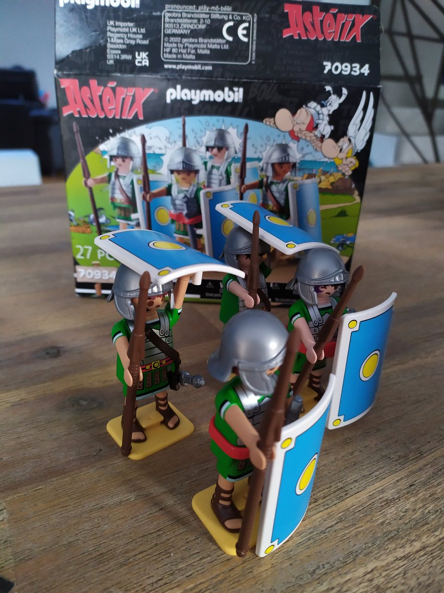 Towpypy's tweet photo. Achat de @playmobil romain pour mon grand. Par contre ils portent leur glaive à gauche 🤔 #teamromains https://t.co/kDOW3AkQcP