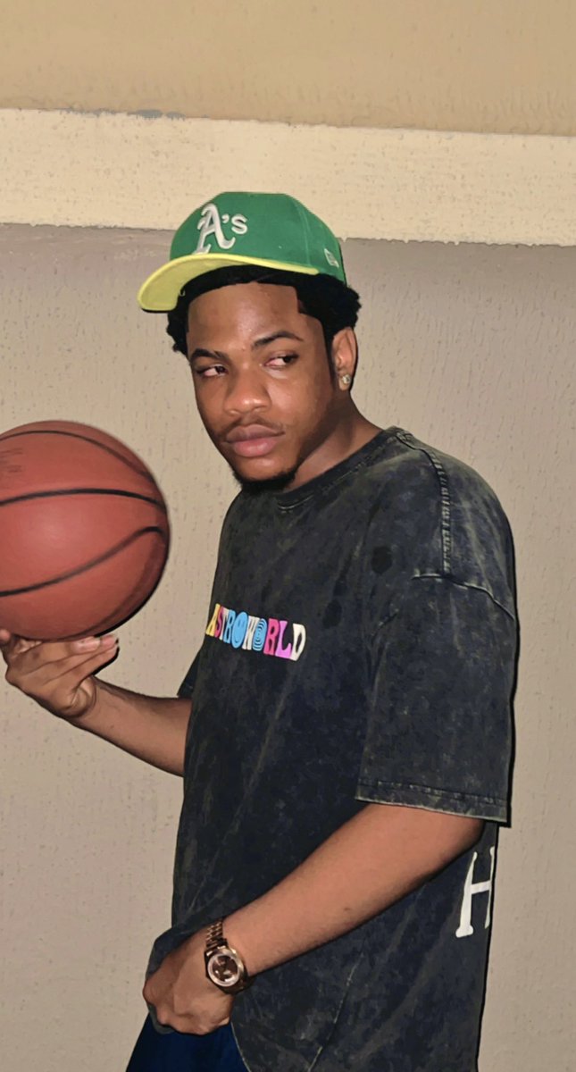 lurxan's tweet photo. Shawty wanna kick it, but I play basketball https://t.co/9gYTaDRQn2